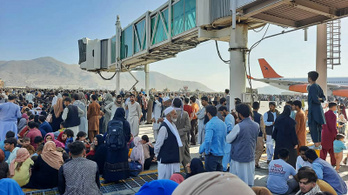 Legalább öten meghaltak, fejvesztve menekül a tömeg a kabuli repülőtéren