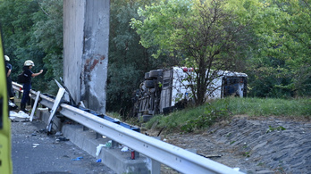 Cserélik a busztragédiában megsérült szalagkorlátot, tíz kilométeres torlódásra kell számítani az M7-esen