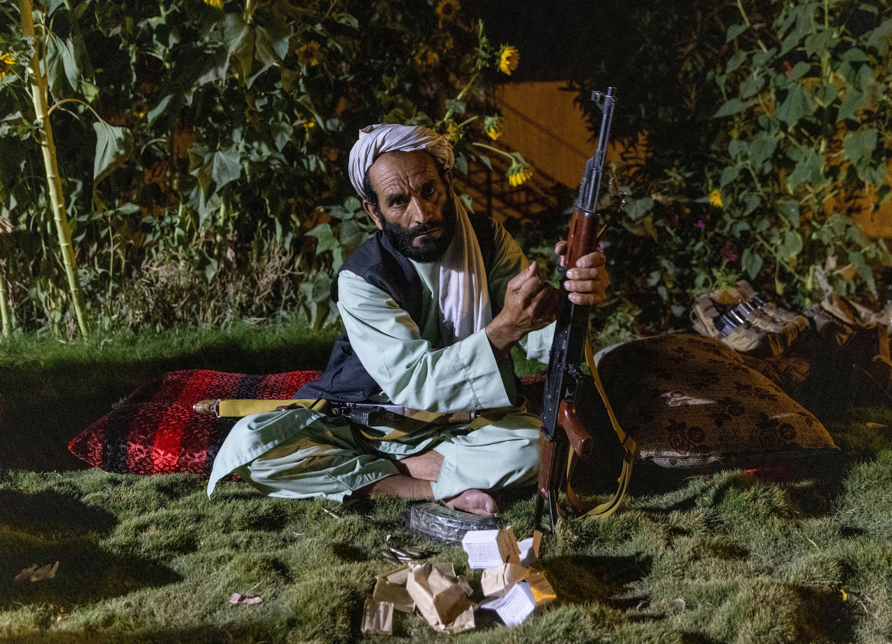 Egy helyi milícia tagja tölti a fegyverét Kandaharban. A hétvégén megbukott központi kormány irányítása alatt álló afgán különleges műveleti erők még júliusban próbálták kisöpörni a tartományból a tálibokat.
                        Kandahar tartomány, 2021. július 12.