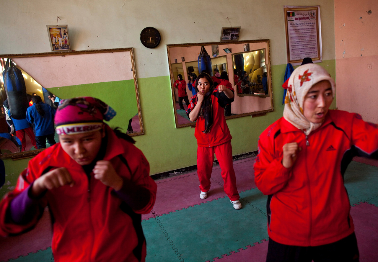 Afgán nők bokszedzésen egy fővárosi edzőteremben. 2011. december 26.