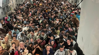 Jött egy durva fotó Afganisztánból, rengeteg az utas a repülőgépen