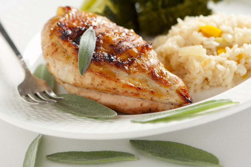 Zsályás, citromos pácban sült csirkemell: nem fog kiszáradni a hús