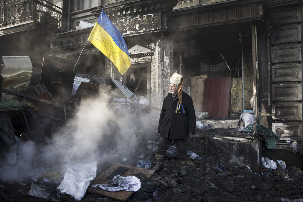Majdan
                        2013-2014-ben az ukrán tüntetők több hónapig küzdöttek a hideg tél ellen, a kijevi Majdanban demonstráltak a kormány ellen. Különféle emberek érkeztek az ország több pontjáról. Fiatalok és idősek, nők és férfiak, kis kisebbségek és önkéntesek alkották a résztvevőket egyetlen közös céllal: harcolni az uralkodó kormány ellen és közelebb hozni Ukrajnát az Európai Unióhoz.
                        Kijev központjában, Majdanban lakók ezrei állítottak fel egy úgynevezett "sátorfalut". Ez a mesterséges „falu” hihetetlenül jól szervezett volt, a mindennapi élet szigorú szabályok szerint zajlott. A nagy hatalom, amely összetartotta őket, a más jövőbe vetett hit volt. 