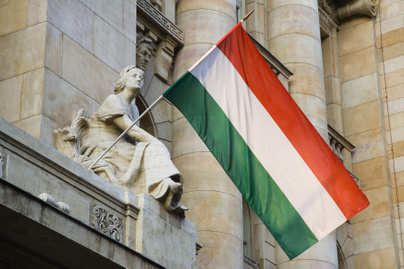 Miért piros, fehér, zöld a magyar zászló, és mit jelent az új kenyér ünnepe? 3 érdekesség a magyarok fontos jelképeiről
