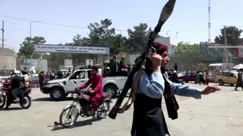 Tálibok lőttek zászlójukat letépő tüntetőkre, legalább hárman meghaltak