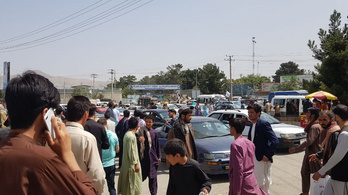 Rettegnek a táliboktól, több száz afgán család vert sátrat a kabuli repülőtéren