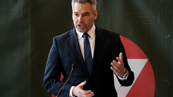 Az osztrák belügyminiszter szerint téves üzenet az afgán menekültek befogadása