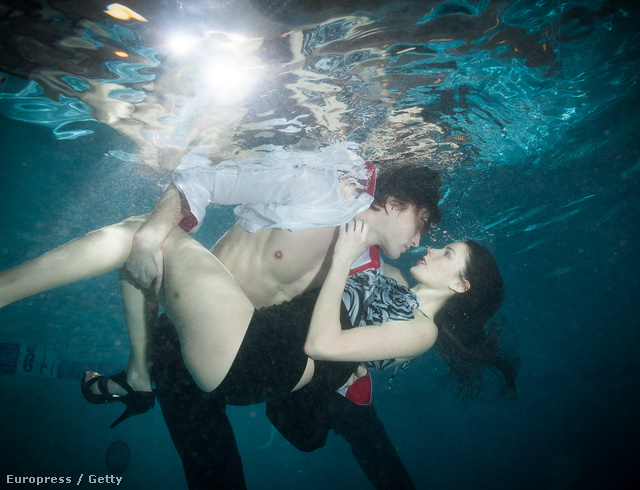Nikolai Danielsen víz alatt pózol Aninka Ivicovával