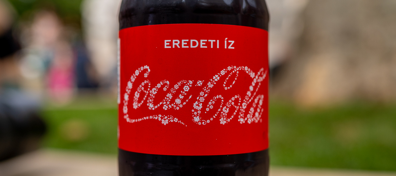 A Coca-Cola magyaros motívumokkal díszített palackkal készült a rendezvénysorozatra, amelyet 290 forintért lehet megvásárolni. 