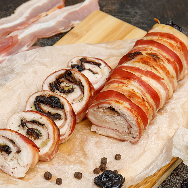 Baconbe tekert, aszalt szilvával töltött csirkemell: a szalonna tartja szaftosan a húst