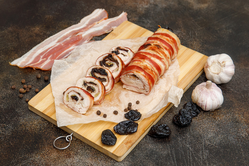 Baconbe tekert, aszalt szilvával töltött csirkemell: a szalonna tartja szaftosan a húst