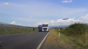 Videó: a biztos halált kerülte el azzal, hogy letért az útról