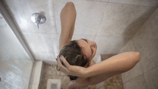 Ezért nem szabadna a zuhanyzóba pisilned – különösen, ha nő vagy
