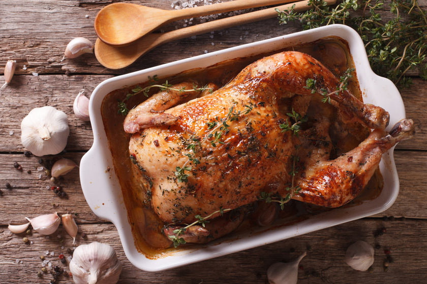 Így lesz igazán omlós az egészben sült csirke: az alaplé csodát tesz a hússal