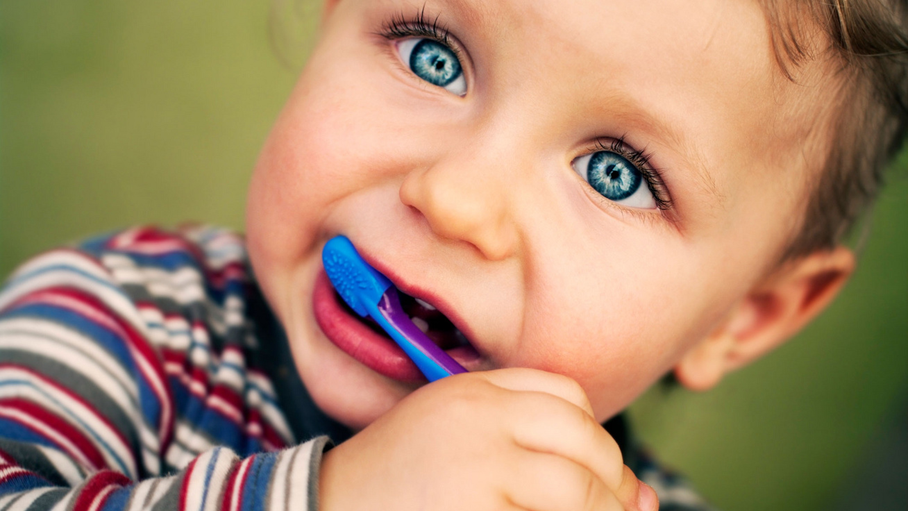 Fogkrémhasználat kicsiknél: az első fogaktól vagy 2 éves kortól? A gyerekfogorvost kérdeztük