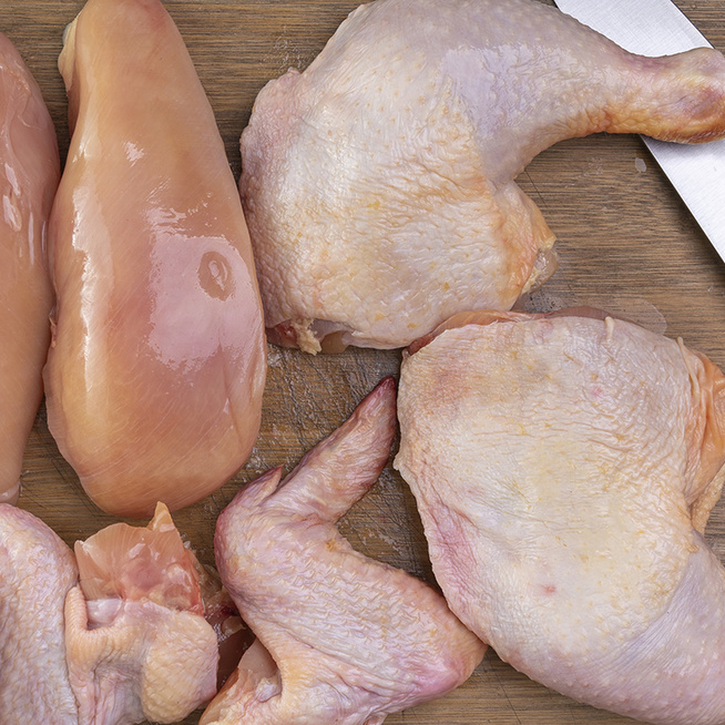Mutatjuk, hogy kell szakszerűen csirkét bontani: fontos, hogy éles késsel dolgozz