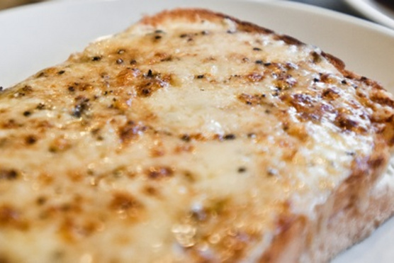 Legyen a reggeli pirítós még izgalmasabb szilvalekvárral és füstölt sajttal