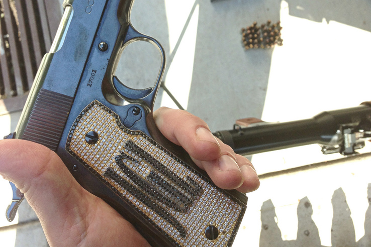 Joaquín Guzmán Loera gyémátokkal kirakott markolatú revolvere Andrew Hogan kezében