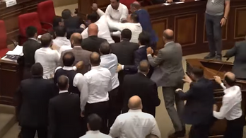 Videón a parlamenti tömegverekedés, hazaárulónak nevezték a volt minisztert