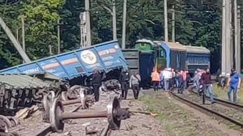 Kisiklott egy tehervonat, 18 vagon borult le a sínekről Ukrajnában