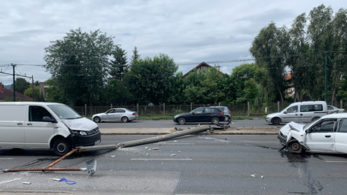 Autó döntött ki egy oszlopot a Szentendrei úton, megbénult Óbuda közlekedése