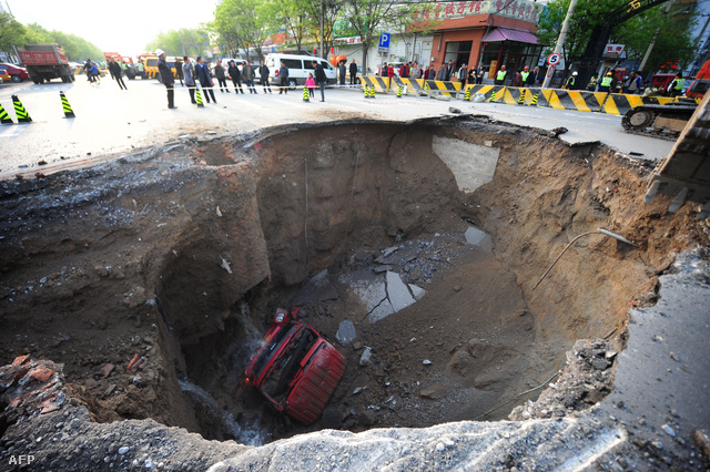 Pekingben 2011 áprilisában nyílt meg a föld, A metró építése miatt megmozgatott föld egy teherautó alatt szakadt be, a sofőr és utasa könnyebben megsérültek, amikor kiugrottak a járműből. 