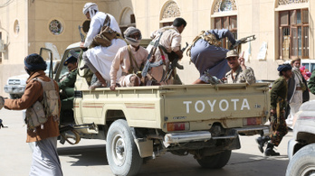 Jemeni lázadók rakétákkal és drónokkal röpítették levegőbe a hadsereg légitámaszpontját