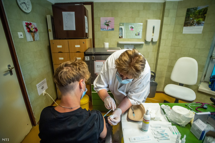 Egy orvos beolt egy diákot a német-amerikai fejlesztésű Pfizer-BioNTech koronavírus elleni oltóanyaggal, a Comirnaty-vakcinával Budapesten, a Városmajori Gimnáziumban 2021. augusztus 30-án