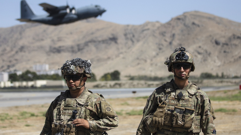Ezrével hagyták hátra afgán szövetségeseiket a nyugati erők