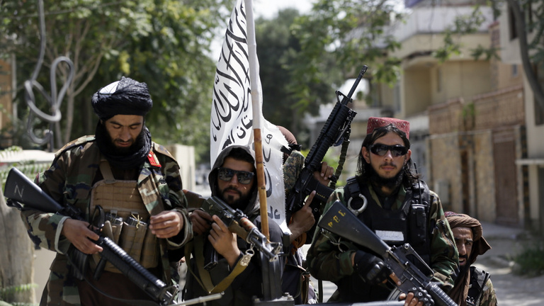 Los talibanes con una metralleta detrás, el locutor garantiza la seguridad