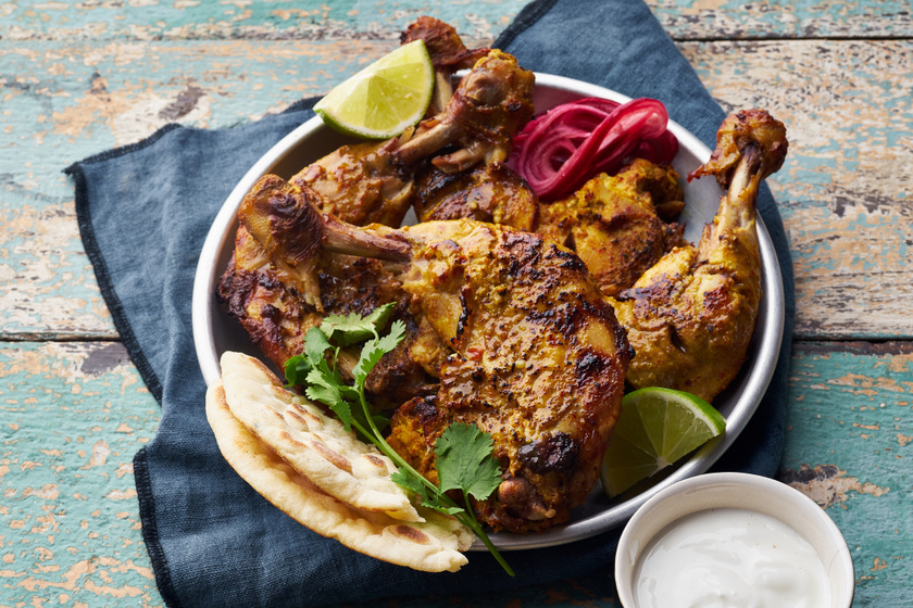 Tandoori pácban érlelt isteni csirkecombok: a fűszeres, omlós hús egyenesen a sütőből