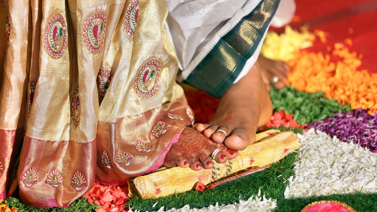 Miért nem veszik le soha többé esküvő után a lábujjgyűrűt az indiai nők? Nem csak a házasság szimbólumaként hordják