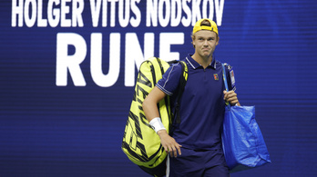 Csak semmi formalitás: Djokovics ellenfele IKEA-s szatyorral vonult a pályára – videó