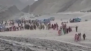 Megindult az exodus Afganisztánból, több ezren vándorolnak a sivatagban