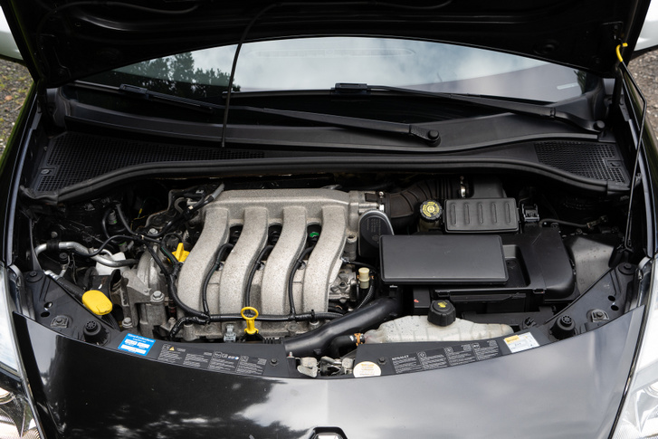 A Renault K szériás motorja jó hírű, csak a benzinre és a gyújtógyertya minőségére kényes