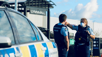 Megnevezték az új-zélandi pláza terroristáját, akit követtek, de hét embert késelt meg