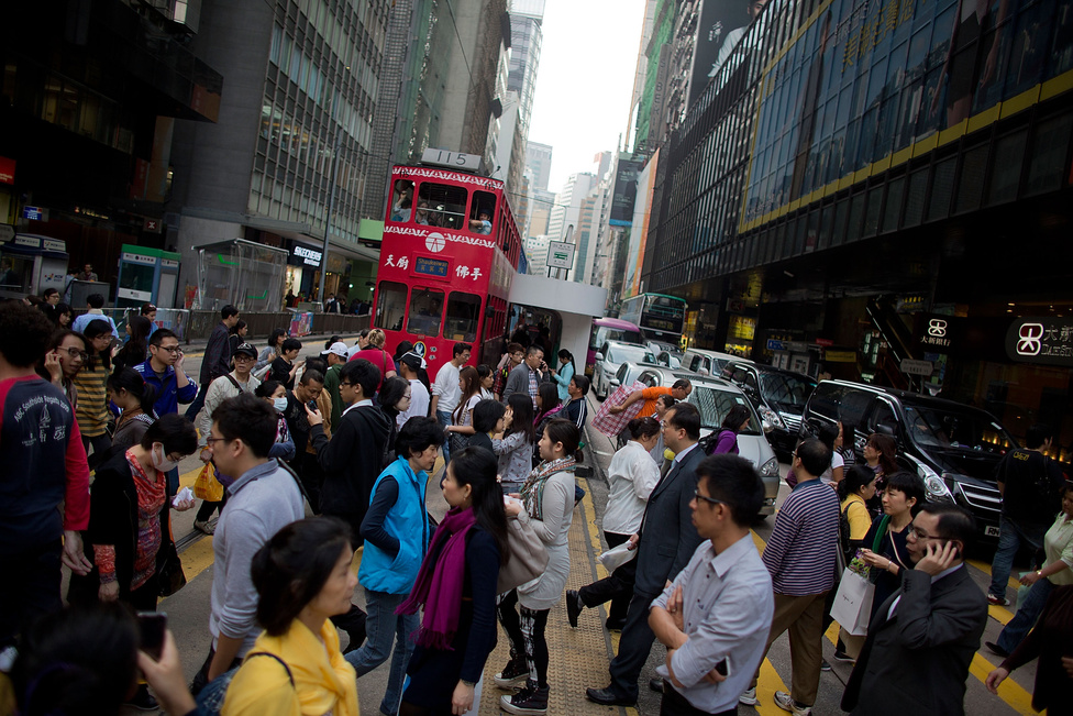 Zsúfolt utca Hongkongban. Az elmúlt három évtizedben a gyors urbanizáció jegyében a kínai nagyvárosok népessége közel félmilliárddal nőtt. Az urbanizáció egyre komolyabb társadalmi problémát jelent, de a gazdasági fejlődés legfőbb mozgatórugója is egyben.