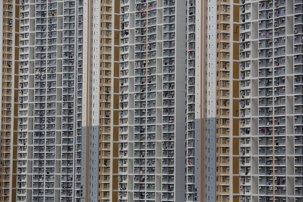 Ven Csia-pao, leköszönt kínai miniszterelnök, még megígérte, hogy idén 4,7 millió olyan állami lakás készül el, amelyeket a szegényebb városi lakosoknak szánnak, de további 6,3 millió építését kezdik el.