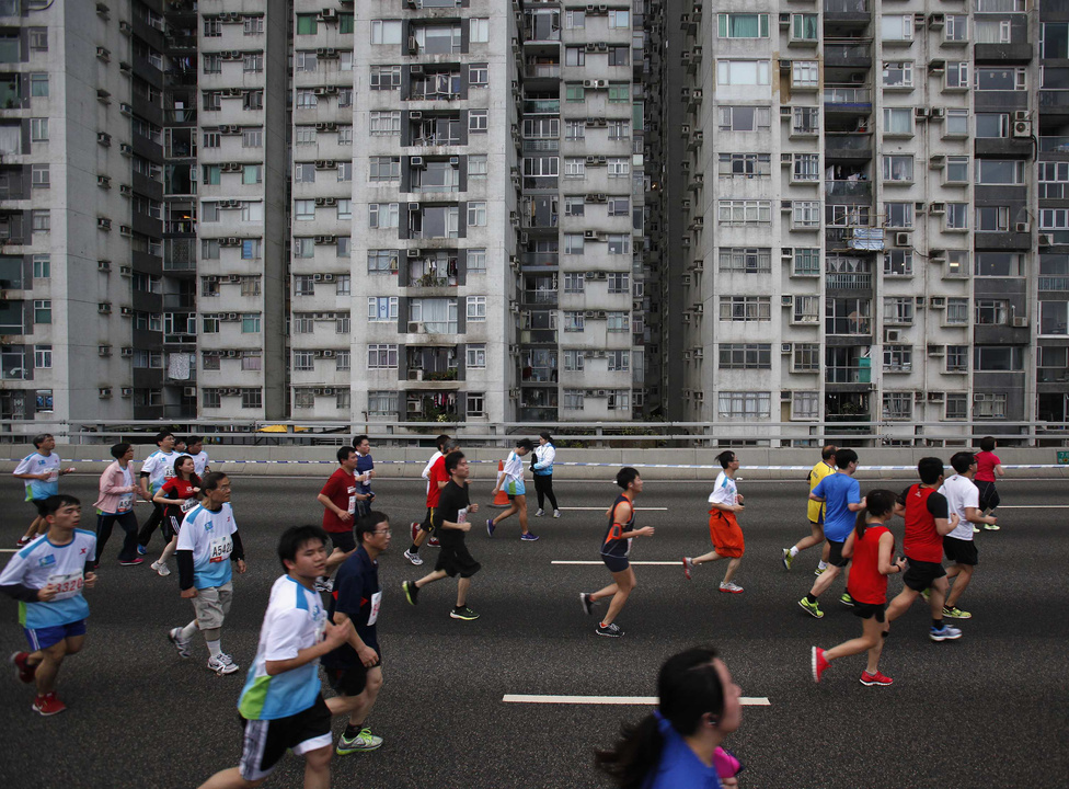 Hongkongi maraton. A népességnövekedés szabályzására mérsékelt eredményeket hozó megoldások után 1979-től alkalmazták a sokak szemében meglehetősen drasztikus lépésnek tekintett egygyermek-szabályt.