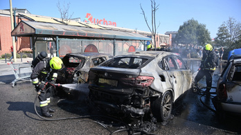 Videón, ahogy lángolnak az autók a soroksári Auchannál
