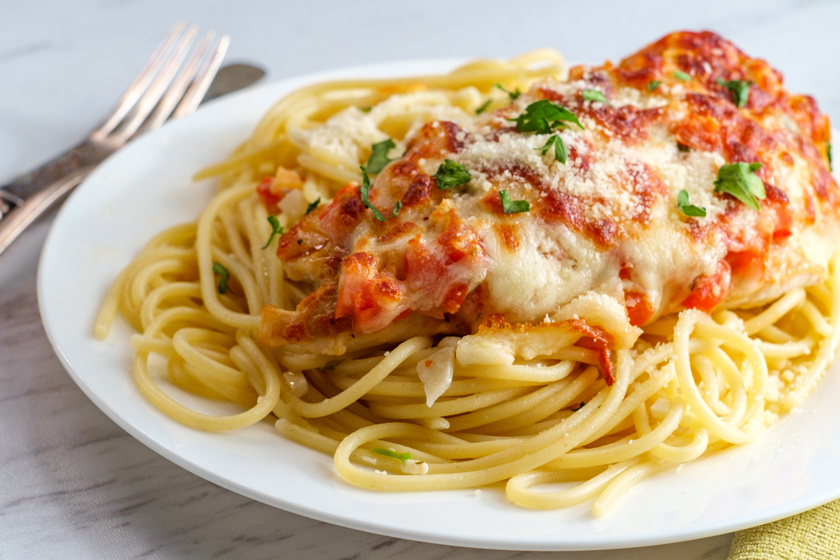 Olaszos csirkebruschetta: összesütve, sok sajttal és friss fűszerekkel fenséges ebéd