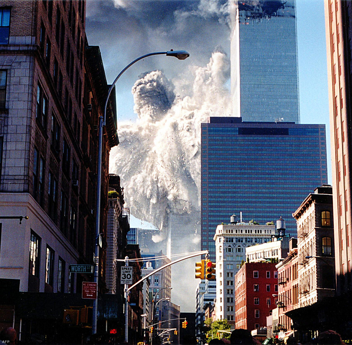 A World Trade Center déli tornya összeomlik, por és füst lepi el az utcákat.