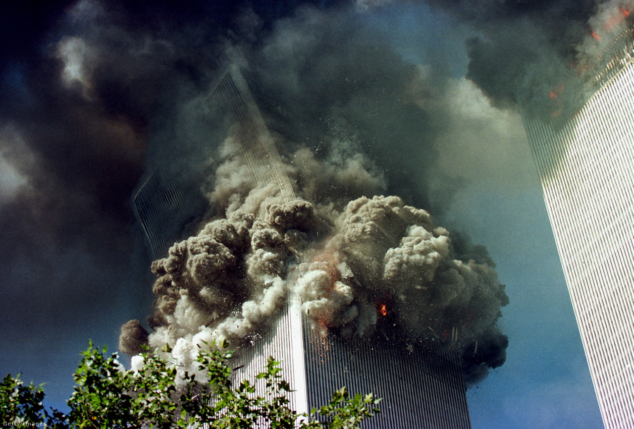 Kártyavárként omlott össze a World Trade Center déli tornya.