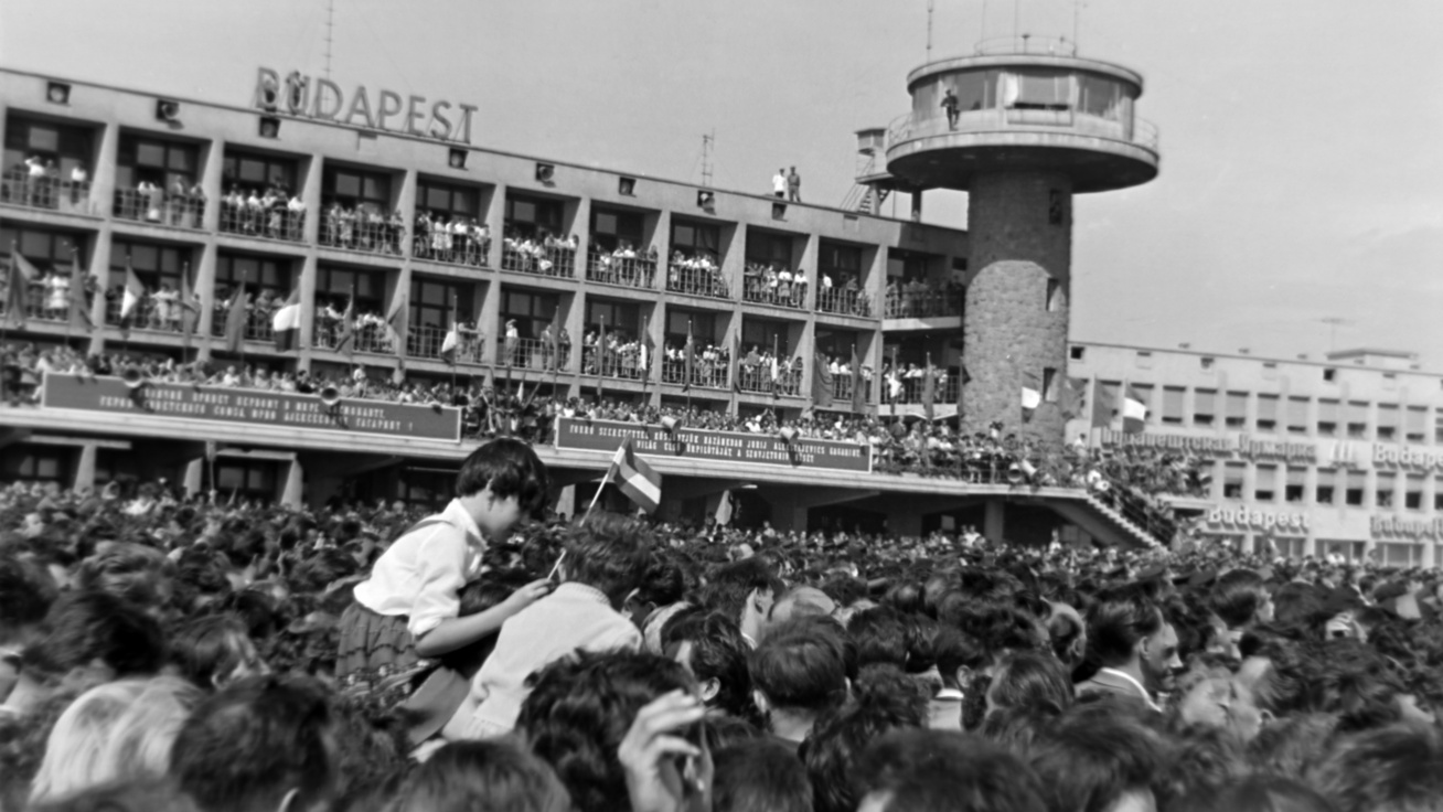 Így ünnepelték a magyarok 60 éve az ide látogató Gagarint: Sztálinvárosba is ellátogatott a szovjet asztronauta