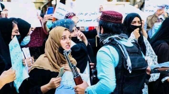 Korbáccsal zavarták szét a tiltakozó nőket a tálibok