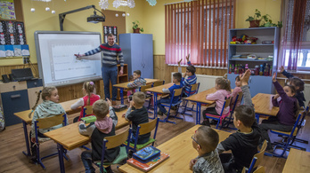 Mintha valami baj lenne, magyar nemzettudatra akarják nevelni a pályakezdő tanárokat