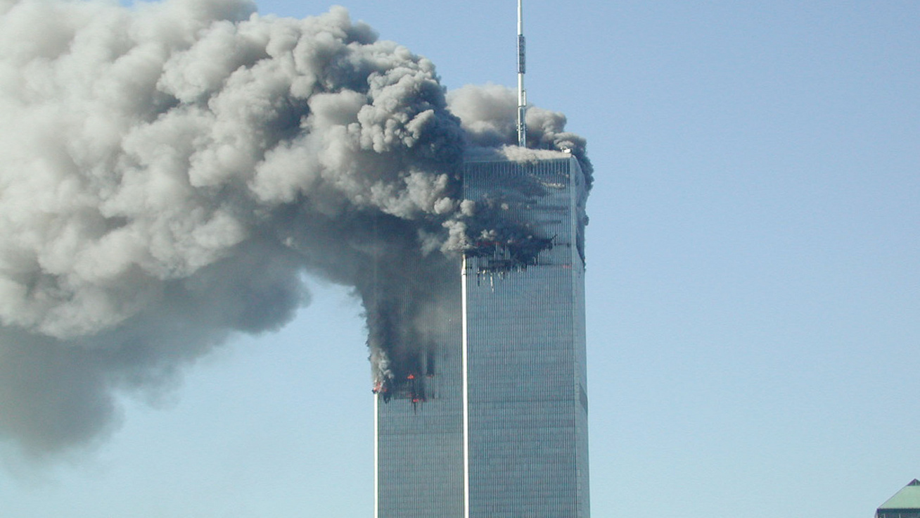 Füstöltek a tornyok a futár mögött, mégsem hagyhatta abba a munkát: ritka fotókon 2001. szeptember 11. eseményei