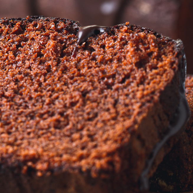 Csupa csoki sütemény kenyérformában készítve: fényes csokimáz koronázza meg