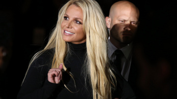 Britney apja cselhez folyamodik, miközben a lánya a fenekét fotózgatja