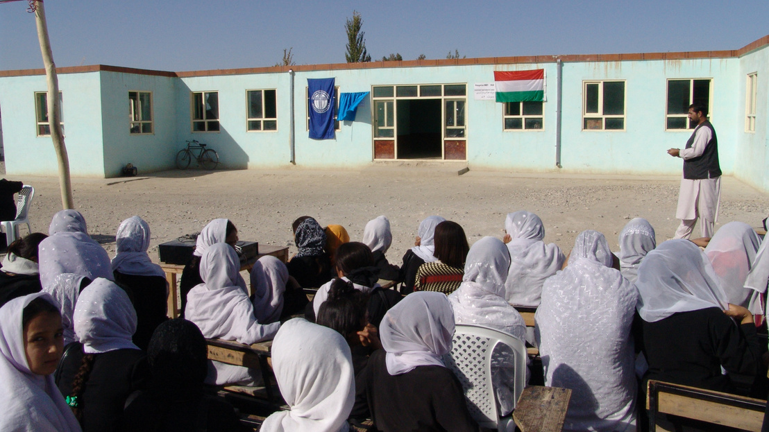 3 DSC07370 Petofi iskola epulete Samarkandyan atado unnepseg